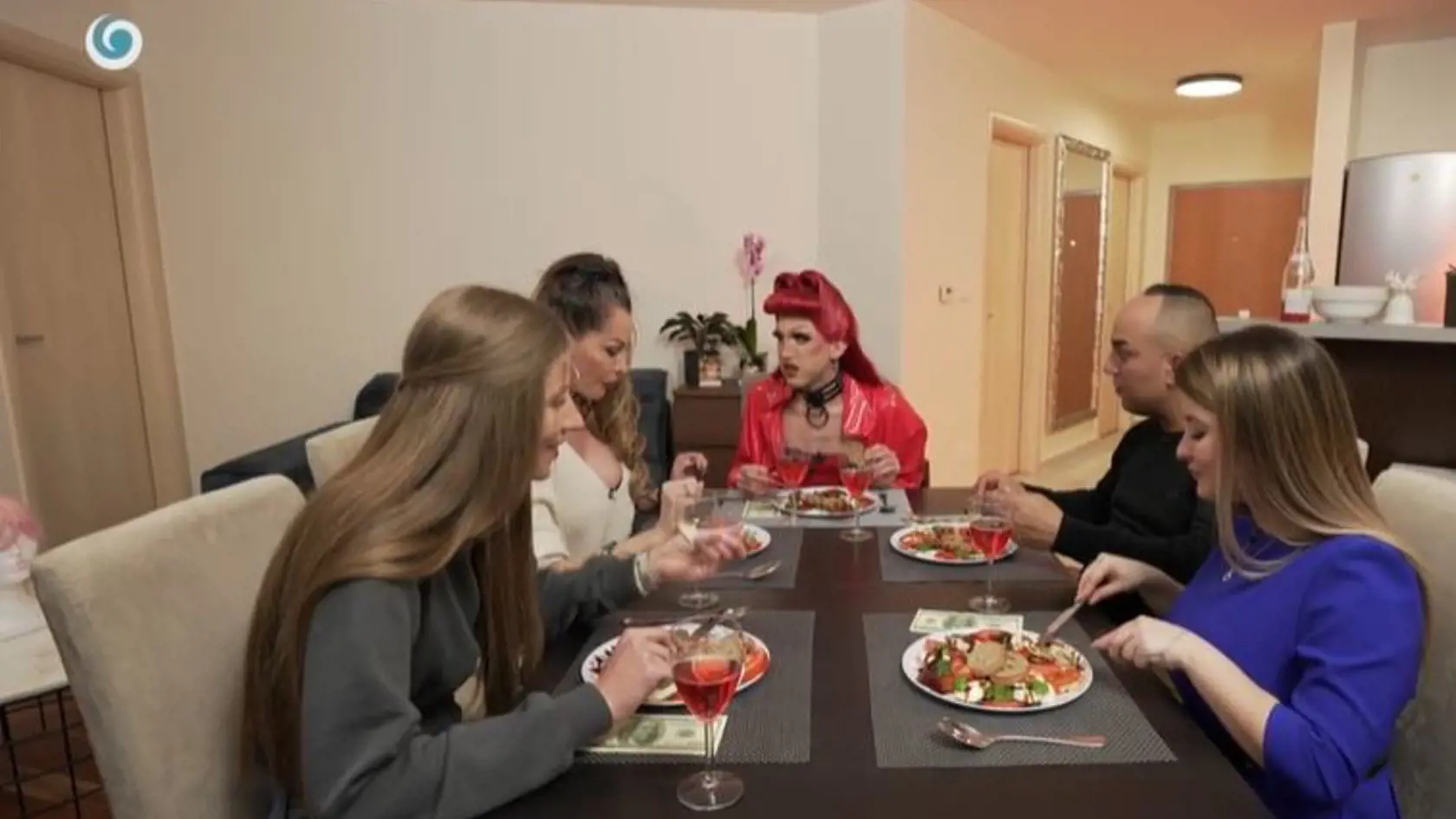 Slaytiiine záležalo iba na tom, aby neskritizovali jej vizáž. Čo tam po tom, že im na stôl hodina špagety s kečupom a polosurové palacinky.