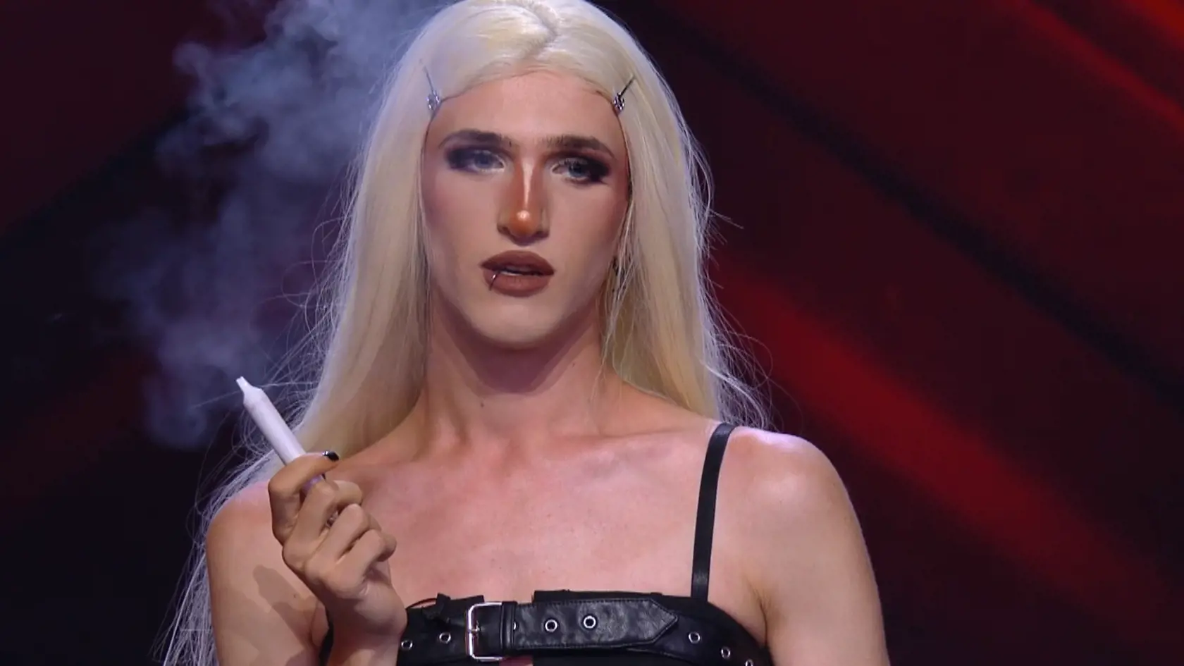 Adam Nemeček prišiel zaspievať v bielych šatách a nakoniec skončil v korzete.