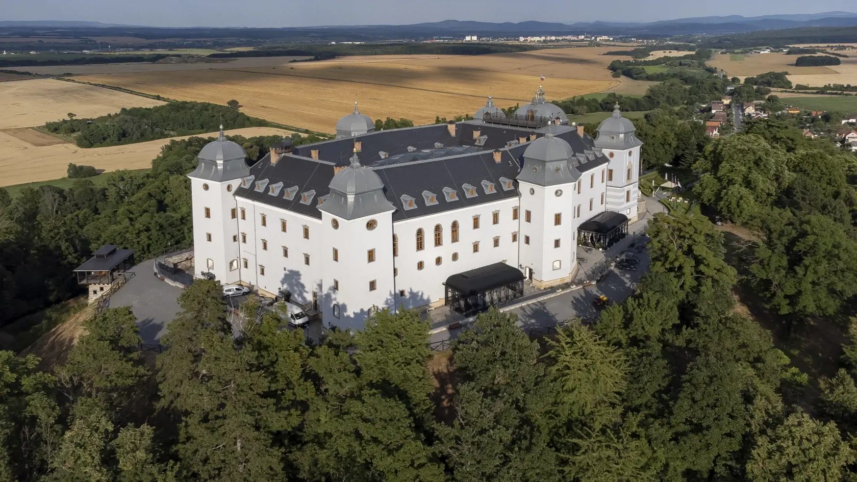 V tomto majestátnom sídle neďaleko Lučenca sa budú zabávať na Škriniarovej megaluxusnej svadbe hostia spoločne so svadobčanmi.