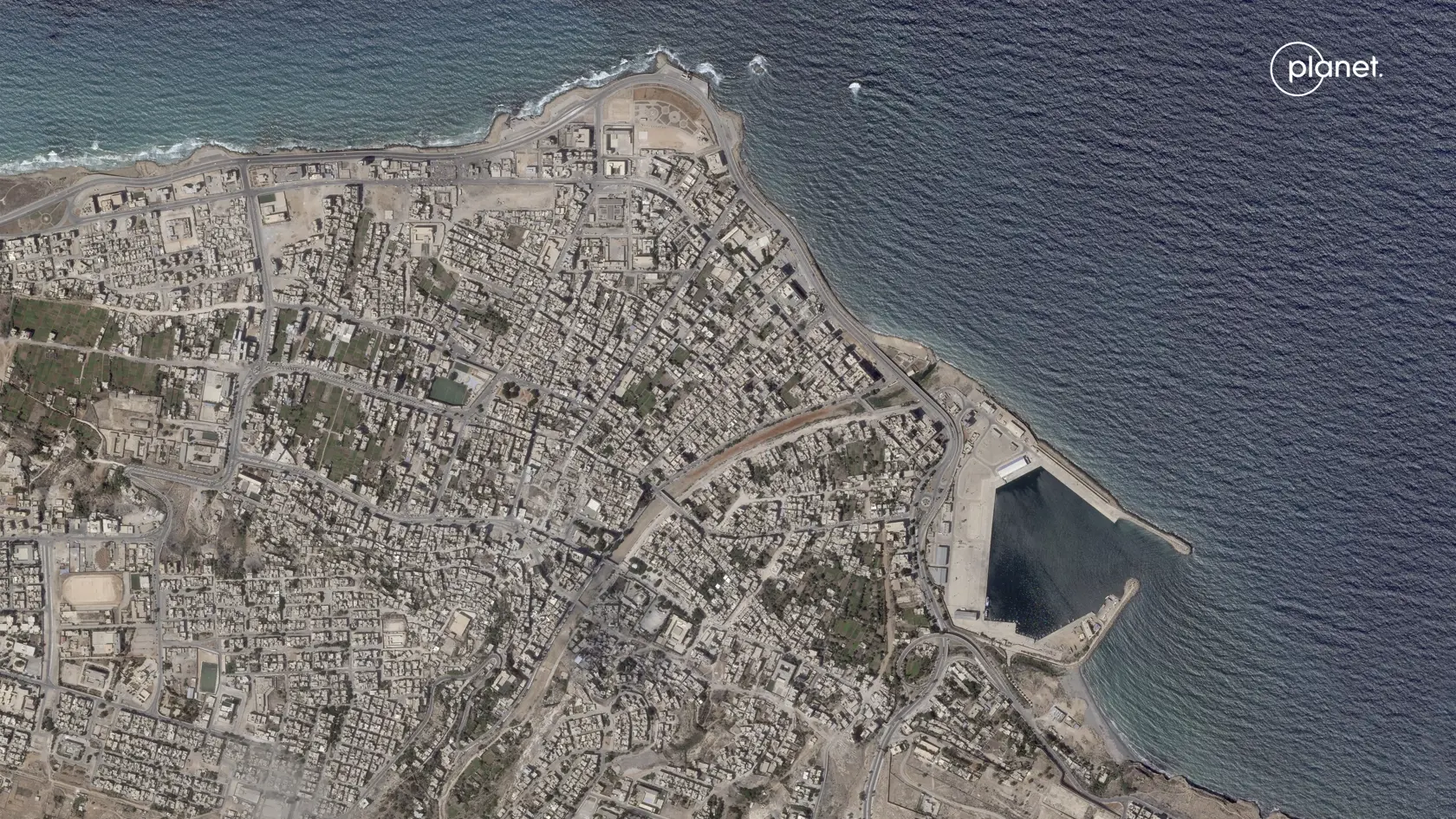 JB 13 Derna - Na satelitnej snímke Planet Labs pohľad na líbyjské meste Derna 2. septembra 2023 pred záplavami. Najmenej 30.000 ľudí prišlo o strechu nad hlavou v meste Darna na východe Líbye v dôsledku ničivých záplav spôsobených búrkou Daniel, vyhlásila v stredu Medzinárodná organizácia pre migráciu, ktorá patrí pod Organizáciu Spojených národov. TASR o tom informuje na základe správ agentúr AFP, AP a DPA. "Len v meste Darna je vysídlených najmenej 30.000 obyvateľov," vyhlásila organizácia s t