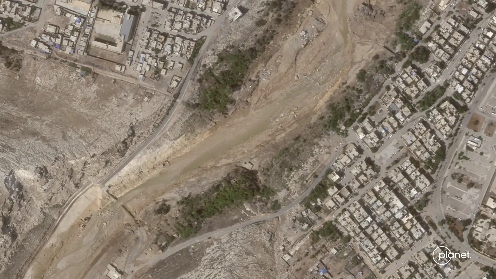 JB 15 Derna - Na satelitnej snímke Planet Labs pretrhnutie priehrady v líbyjskom meste Derna 10. septembra 2023. Najmenej 30.000 ľudí prišlo o strechu nad hlavou v meste Darna na východe Líbye v dôsledku ničivých záplav spôsobených búrkou Daniel, vyhlásila v stredu Medzinárodná organizácia pre migráciu, ktorá patrí pod Organizáciu Spojených národov. TASR o tom informuje na základe správ agentúr AFP, AP a DPA. "Len v meste Darna je vysídlených najmenej 30.000 obyvateľov," vyhlásila organizácia s 