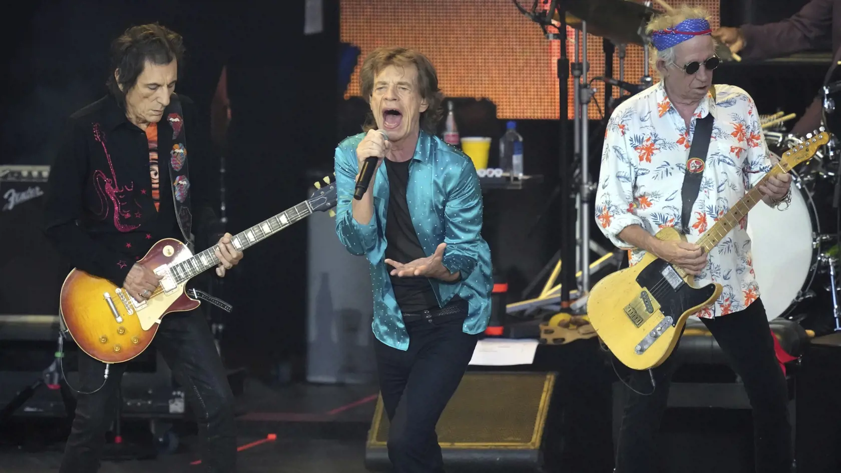 PK 38 Berlín - Na snímke zľava Ronnie Wood, Mick Jagger a Keith Richards z kapely The Rolling Stones vystupujú počas posledného koncertu európskeho turné Sixty v Berlíne 3. augusta 2022. FOTO TASR/AP

Ronnie Wood, left, Mick Jagger, center, and Keith Richards, right, perform onstage during the last concert of their 'Sixty' European tour in Berlin, Germany, Wednesday, Aug. 3, 2022. (AP Photo/Michael Sohn)