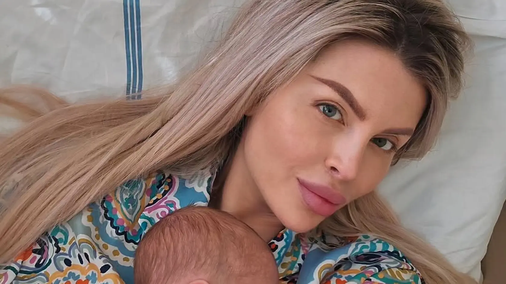 Lela so synom v nemocnici.