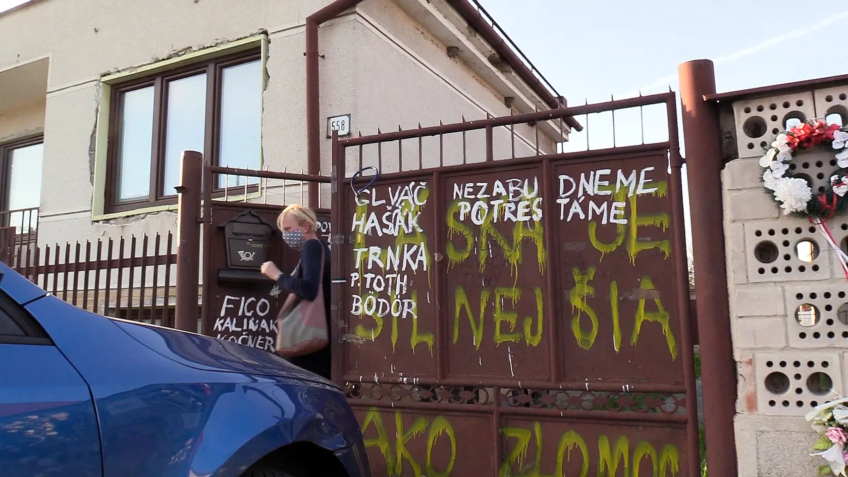 Zlatica Kušnírová vychádza z brány vo Veľkej Mači. Do dnes je na nej napísané: „Láska je silnejšia ako zlomoc.“