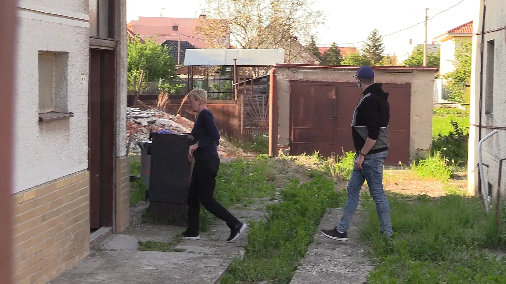 Zlatica Kušnírová vchádza do domu, v ktorom 21. februára 2018 zavraždili jej dcéru Martinu Kušnírovú spolu so snúbencom Jánom Kuciakom.