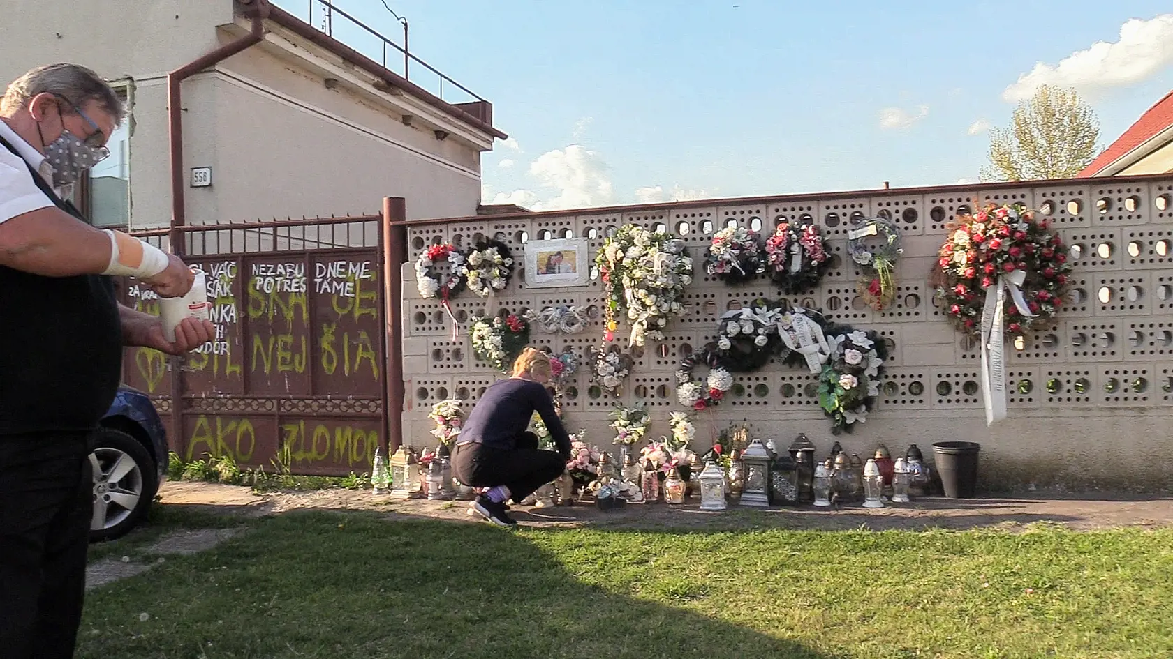 Pred domom v ktorom boli Ján Kuciak a Martiny Kušnírová zavraždení stále horia sviečky. Ľudia k bráne nosia aj kvetiny.