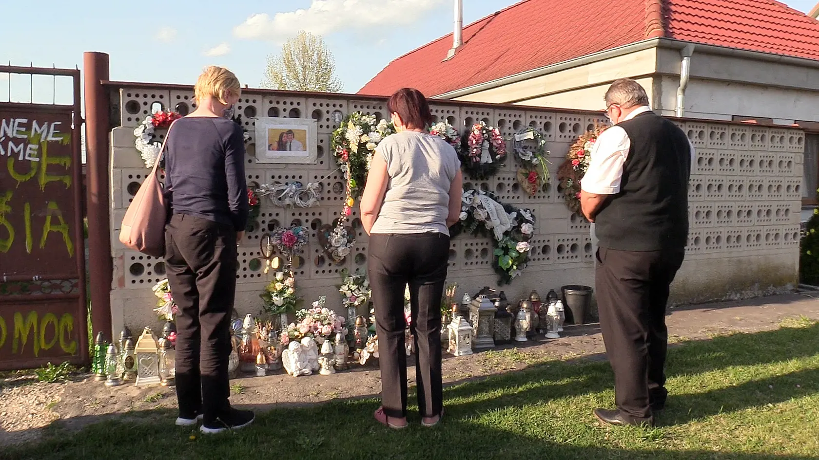 Rodičia Jána Kuciaka († 27) a Martiny Kušnírovej († 27) sa pomodlili pred bránou domu, v ktorom boli snúbenci zastrelení. Ľudia k bráne stále nosia kvetiny a zapaľujú sviečky.