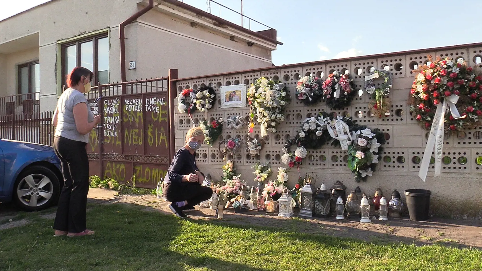 Pred domom v ktorom boli Ján Kuciak a Martiny Kušnírová zavraždení stále horia sviečky. Ľudia k bráne nosia aj kvetiny.
