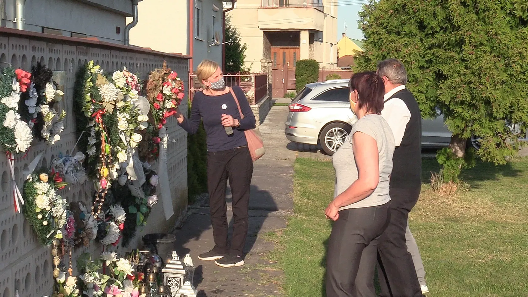 Rodičia Jána Kuciaka  († 27) a Martiny Kušnírovej († 27) pred bránou domu, v ktorom boli snúbenci zavraždení.