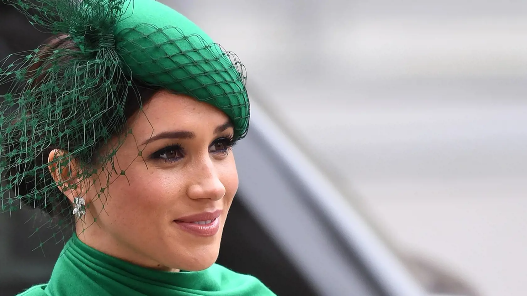 Idylickú reklamu na American Riviera Orchard v nádhernom dome a Meghan v kuchyni variacu dobroty čoskoro vystriedala poriadne ostrá kritika. Verejnosť sa začala obúvať predovšetkým do jej džemov. "Jedinou muchou je Meghanina nová internetová značka American Riviera Orchard. Meghan sa rozplakala, keď bola značka uvedená na trh a jej nový džem bol extrémne vysmiaty za to, že je vraj drahý a nie je ničím výnimočný," prezradil kráľovský expert a autor Tom Quinn.