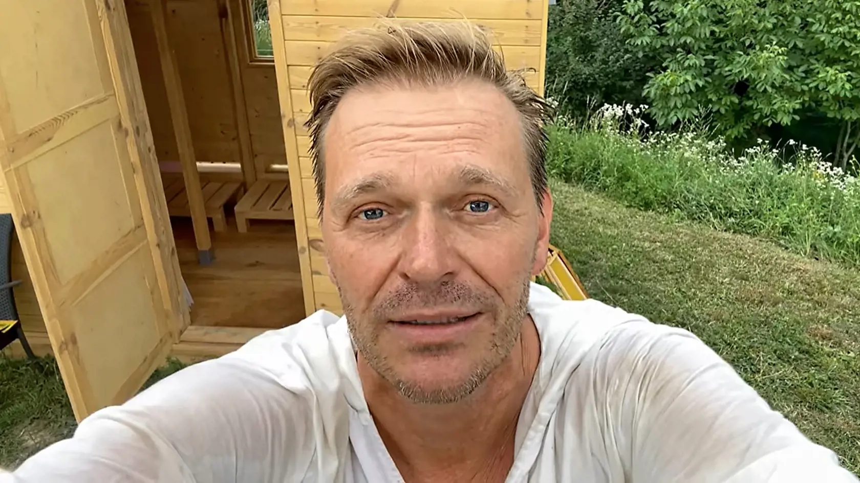 Liečiteľky. Do Martinovej včelnice pribudol nový apidomček. Človek v ňom leží a inhaluje vzduch z úľov.