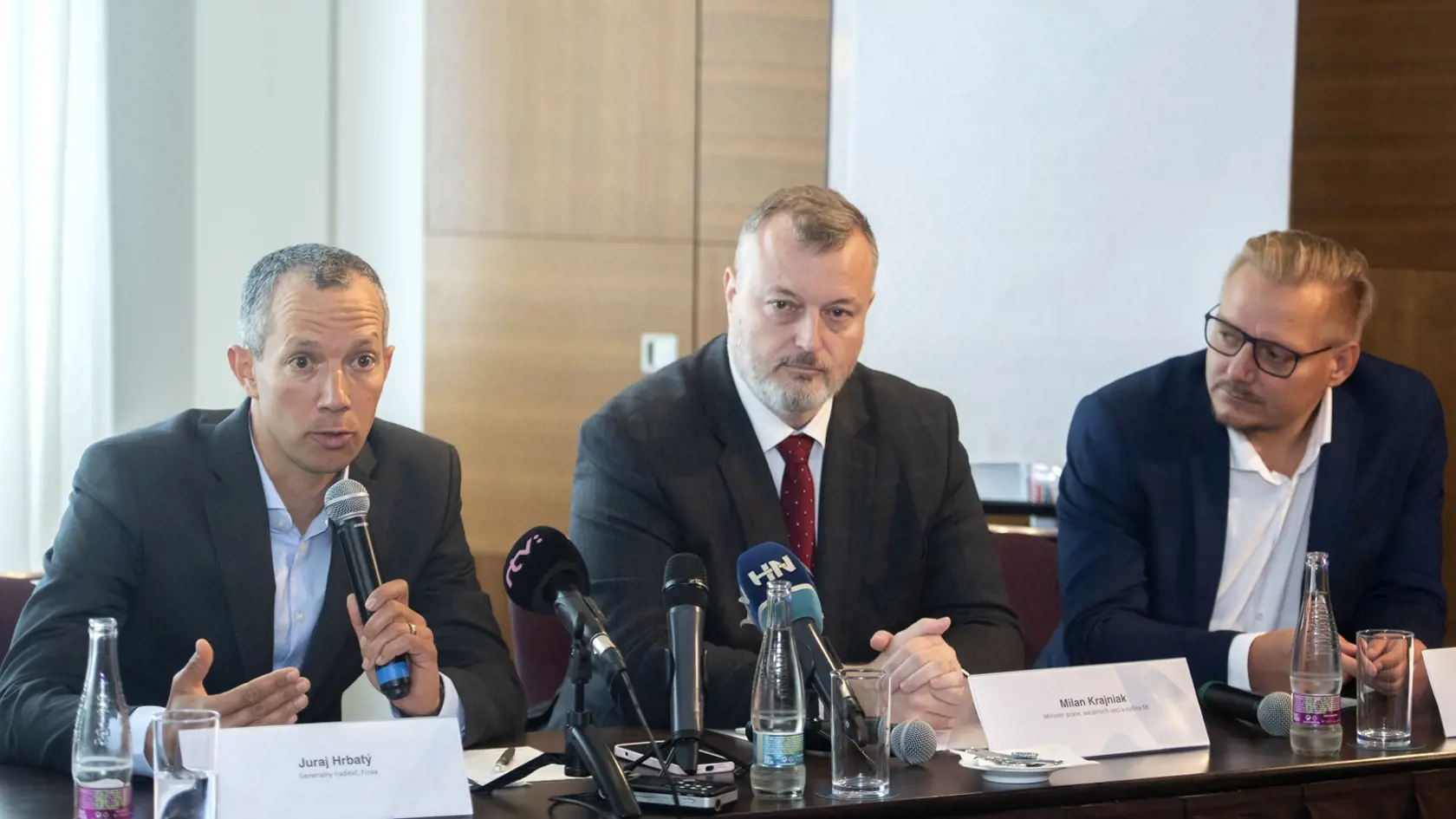 Na snímke zľava generálny riaditeľ Finax Juraj Hrbatý, minister práce, sociálnych vecí a rodiny SR Milan Krajniak (Sme rodina) a odborník na investície a dôchodky Ján Šebo počas tlačovej konferencie na tému európsky dôchodok 20. septembra 2022 v Bratislave. FOTO TASR - Martin Baumann
