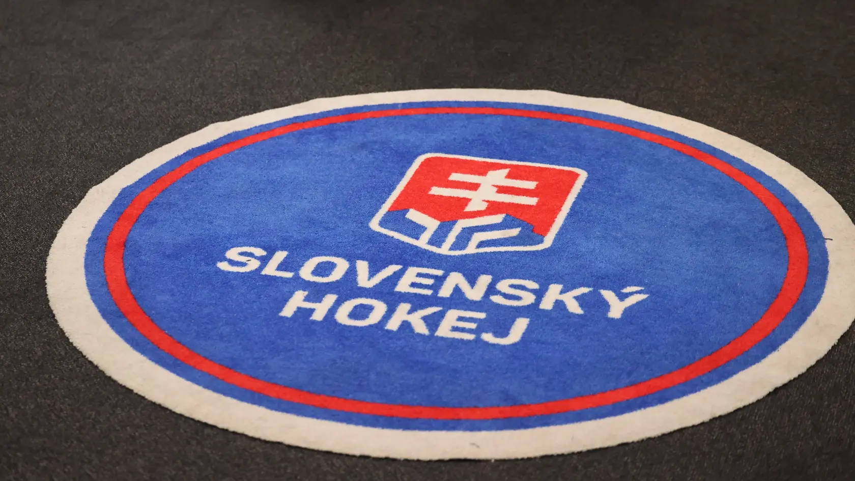 V kabíne slovenského tímu je aj logo hokejového zväzu.