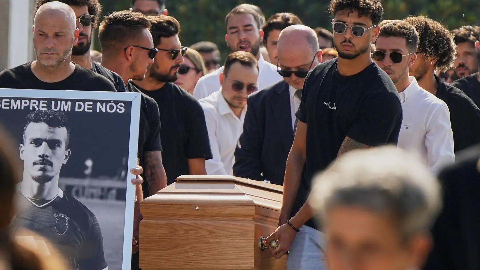 Na pohrebe bývalého útočníka FC Liverpool Dioga Jotu a jeho brata, ktorí vo štvrtok zahynuli pri tragickej autonehode, sa zúčastnili stovky ľudí i osobností.