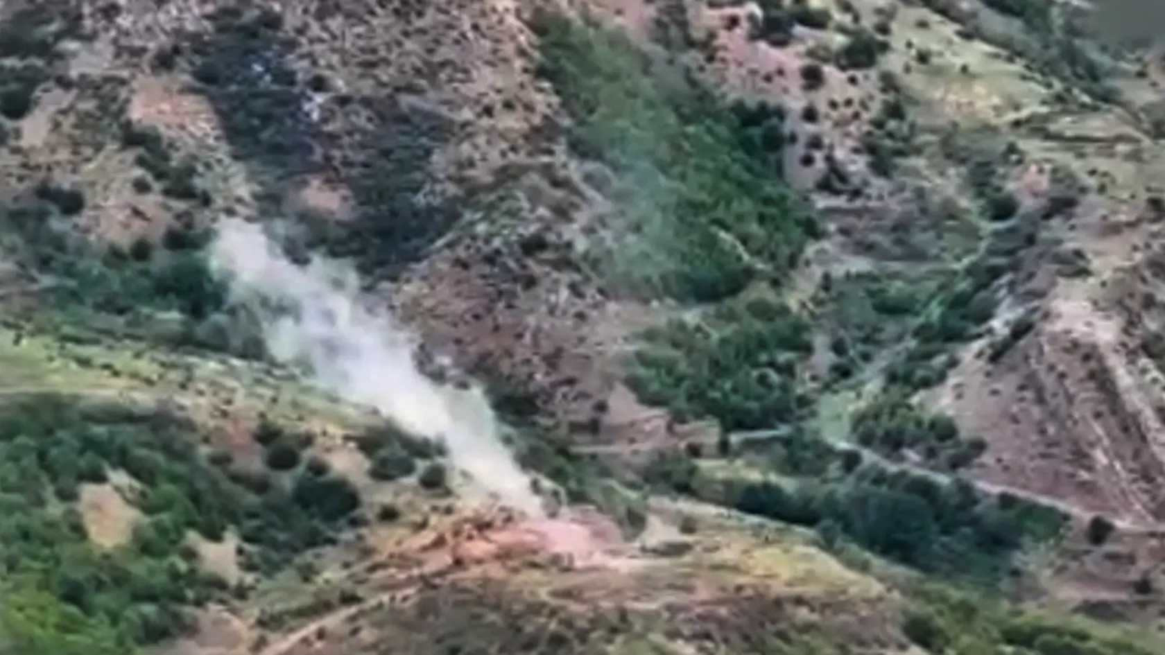 Na videosnímke dym stúpa nad oblasťou, kde sa podľa Azerbajdžanu nachádzajú pozície arménskych síl v regióne Náhorný Karabach. Štyria policajti a dvaja civilisti v utorok 19. septembra 2023 zahynuli pri výbuchoch mín v azerbajdžanskej enkláve Náhorný Karabach, kde žijú Arméni. Azerbajdžan z nastraženia mín obvinil arménske "sabotážne skupiny". Arménski separatisti v Karabachu uviedli, že odolávajú útokom azerbajdžanských síl, ktoré sa pokúšajú preniknúť na územie Karabachu.