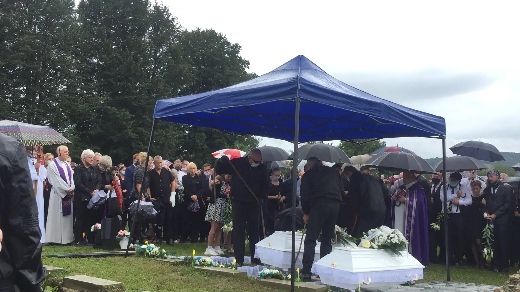 Tri biele truhličky uložili do zeme vedľa seba.