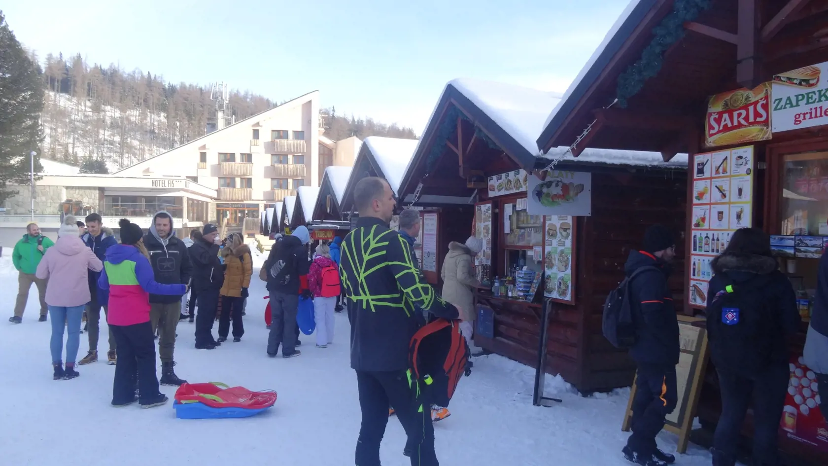 Turisti by prívítali otvorenie reštaurácii a hotelov.