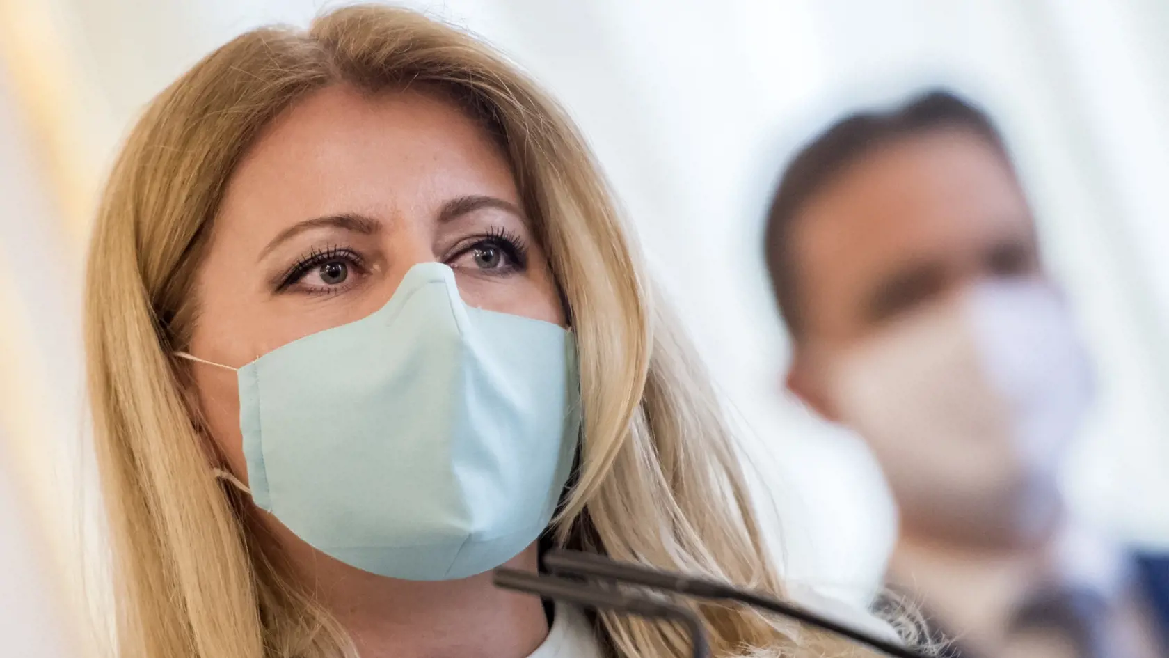 Prezidentka SR Zuzana Čaputová s ochranným rúškom počas tlačovej konferencie po stretnutí s odborníkmi na epidemiológiu a ekonomiku v Prezidentskom paláci v Bratislave v utorok 14. apríla 2020. Na stretnutí s hlavou štátu sa zúčastnili Andrea Kalavská, Zuzana Krištúfková, Ján Mikas, Martin Smatana, Ľudovít Ódor (vpravo), Ivan Šramko, Štefan Kišš a Lívia Vašáková. FOTO TASR - Martin Baumann




