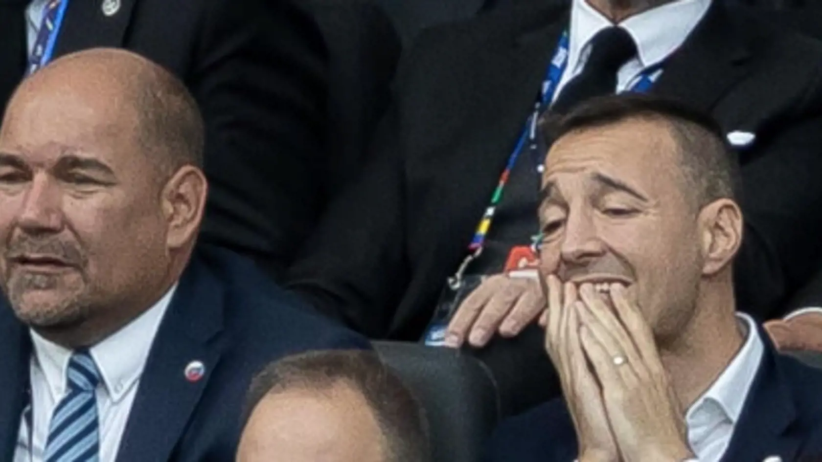 Emócie lomcovali aj šéfom rezortu školstva Tomášom Druckerom. Po jeho boku sedel Dušan Keketi, minister novovytvoreného ministerstva cestovného ruchu a športu.