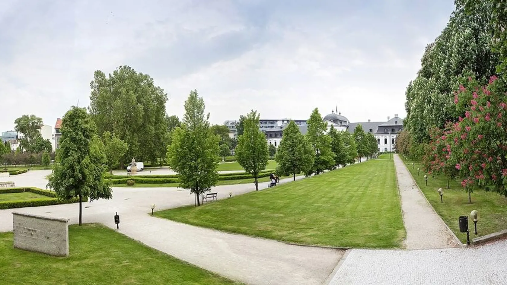 Záhrada za palácom. Vpravo vidieť pagaštany, ktoré však už nesadili prezidenti, Ivanovi Gašparovičovi sa zrejme nechcelo s tým zapodievať, nechal to na ruky záhradníkov.