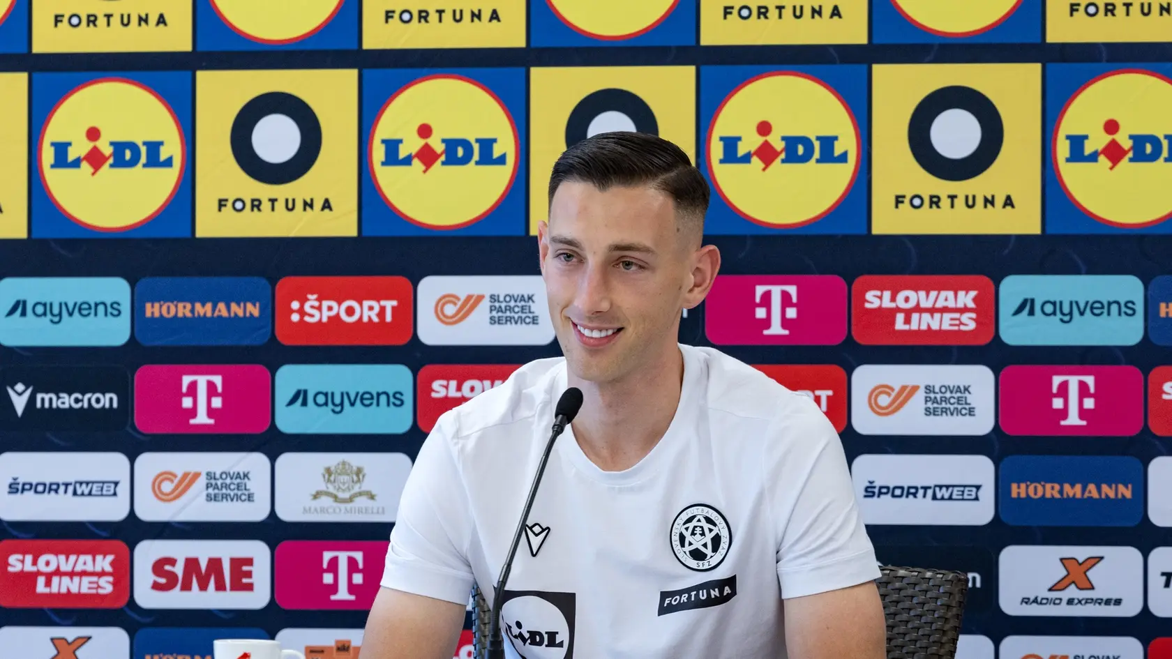 Tlačovka hráčov Slovenskej futbalovej reprezentácie na zraze v Senci. Na snímke je Róbert Boženík.