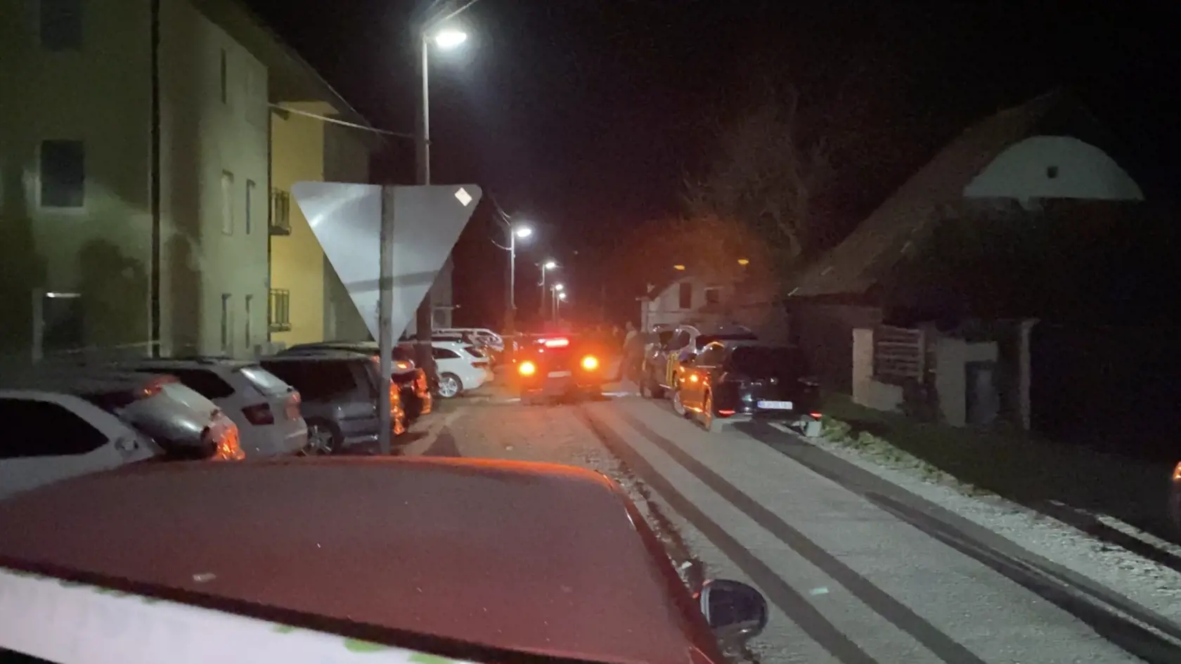 Ulica hrôzy. V Rokytove pri Bardejove, v prvom bytovom dome vľavo na fotografii, na prízemí, policajt zastrelil iba mesačné bábätko a potom zbraň obrátil proti sebe.
