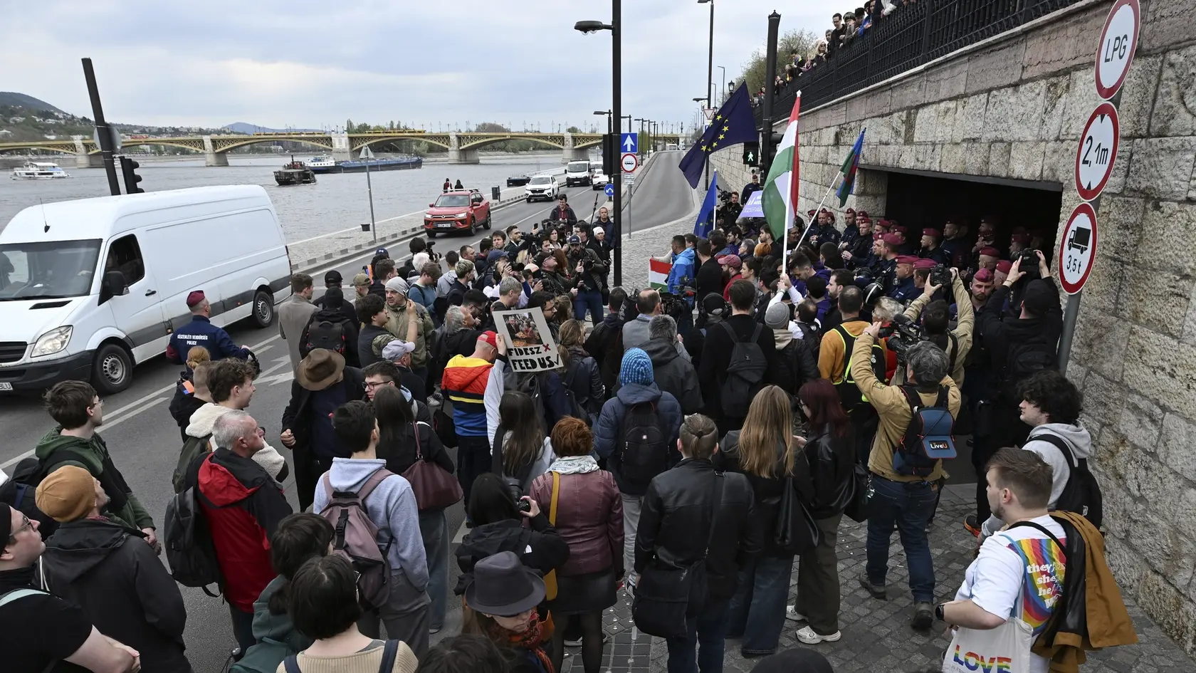 Sympatizanti maďarského hnutia Momentum protestujú proti schválenej novele ústavy v polovici apríla.