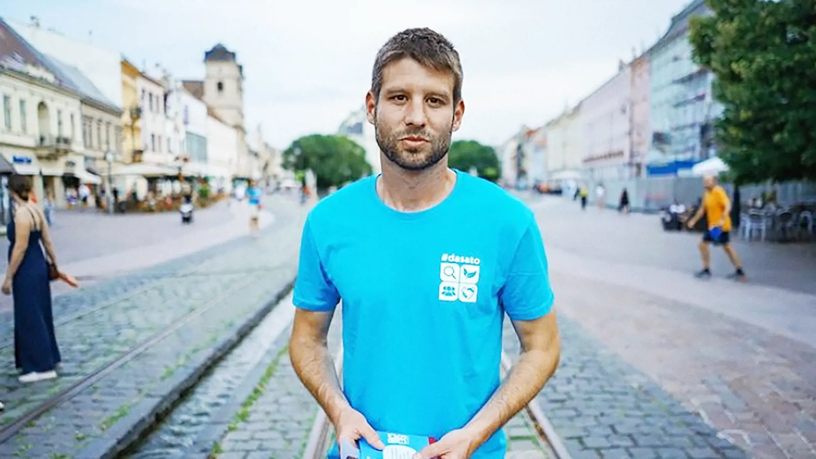 Aj keď letáky a bilbordy sú účinné, najväčší úspech politici žnú pri osobných stretnutiach s voličmi. Na tento kampaňový nástroj sa častejšie spoliehajú mimoparlamentné strany či nezávislí kandidáti. Líder PS Michal Šimečka kandidátov hnutia propaguje osobne.