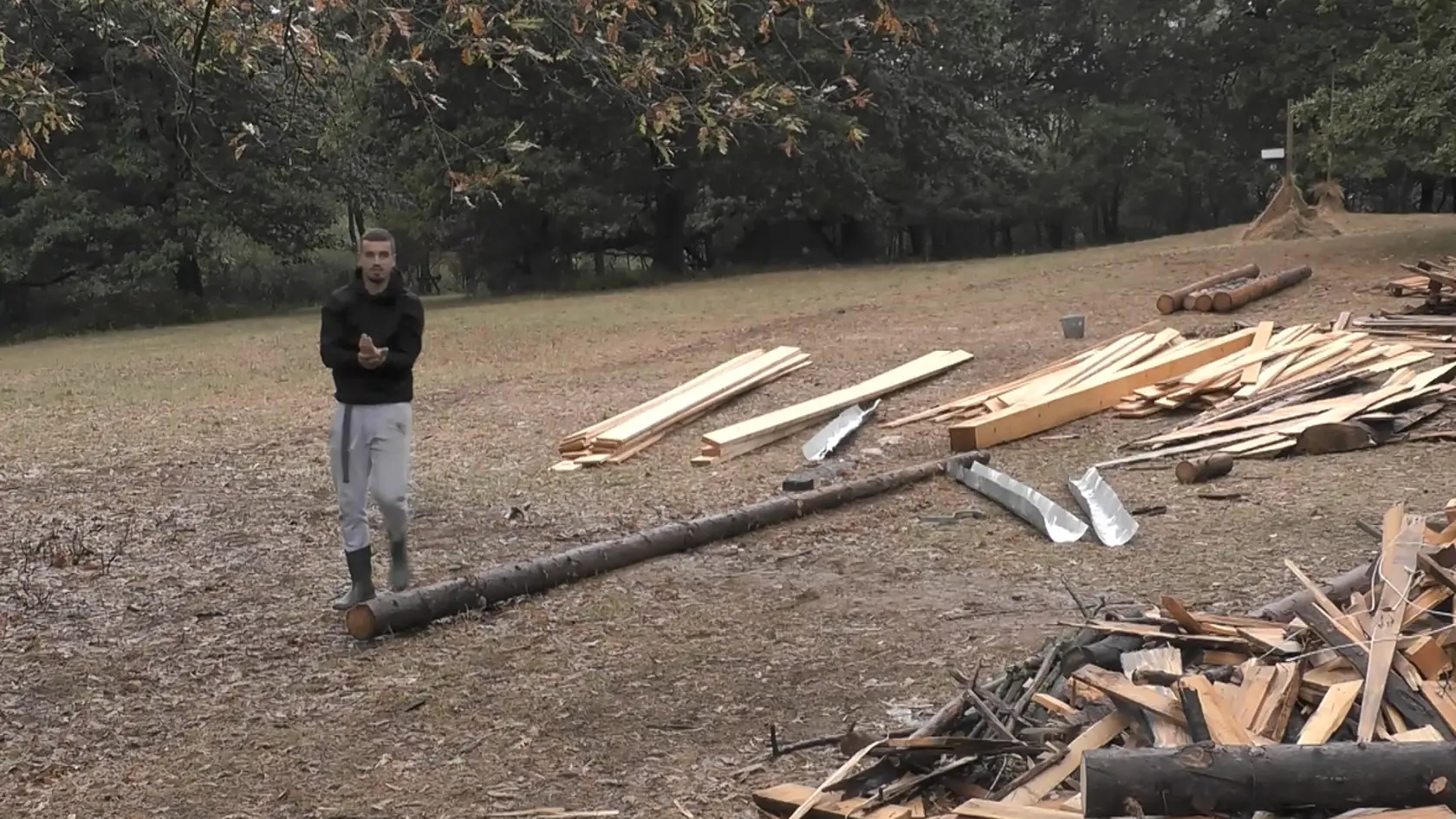 Šimon sa do krvi porezal.