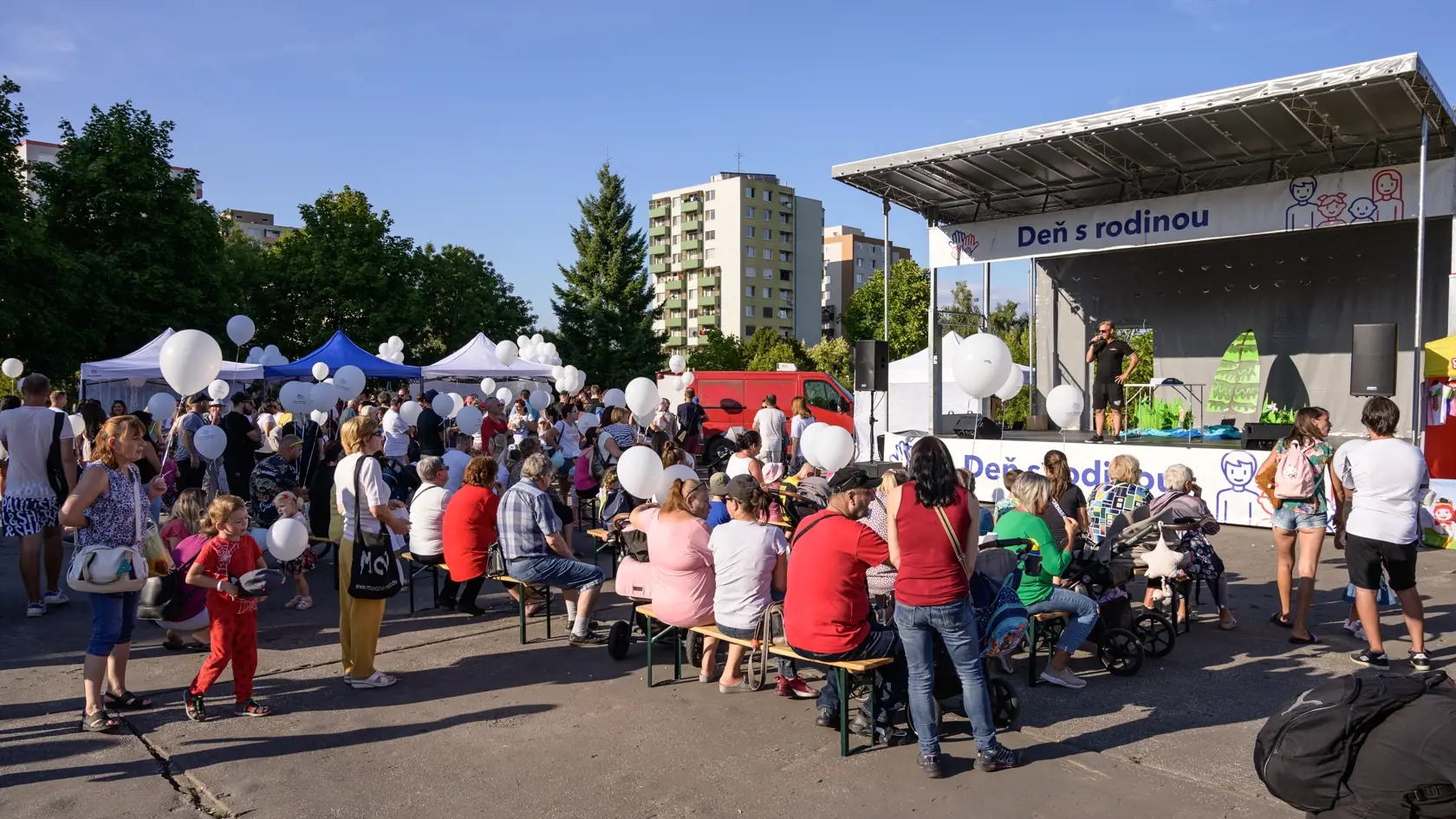 Z predvolebného mítingu hnutia Sme rodina na sídlisku Klokočina v Nitre 15. septembra 2023. Ľudia chodia, 30. septembra sa ukáže, či aj budú Sme rodina voliť.