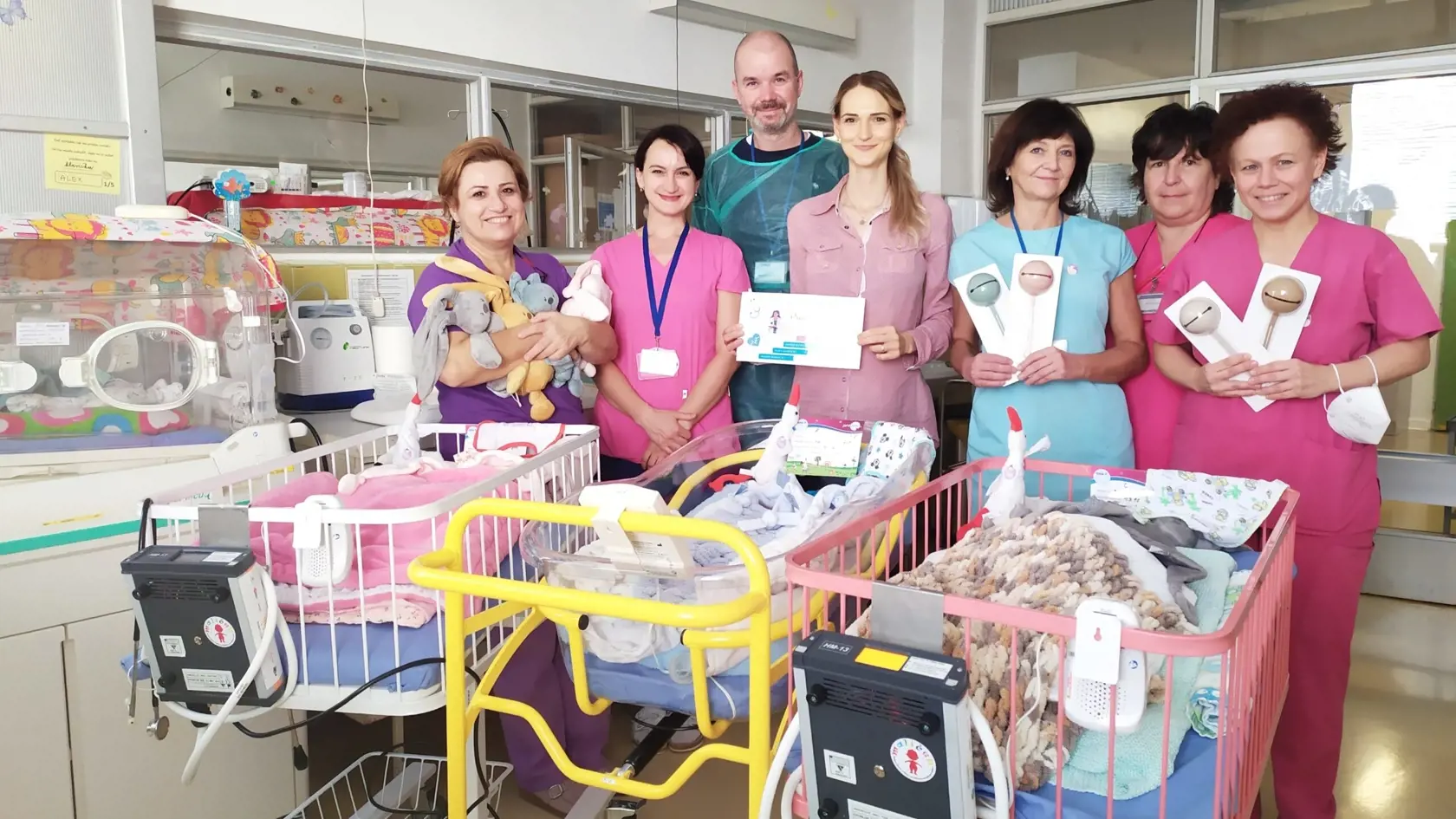 Kolektív Detskej fakultnej nemocnice s mamičkou Nikolou v strede. V postieľkach sú traja zo štvorčiat. Najmenší chlapček Alex je v inkubátore.