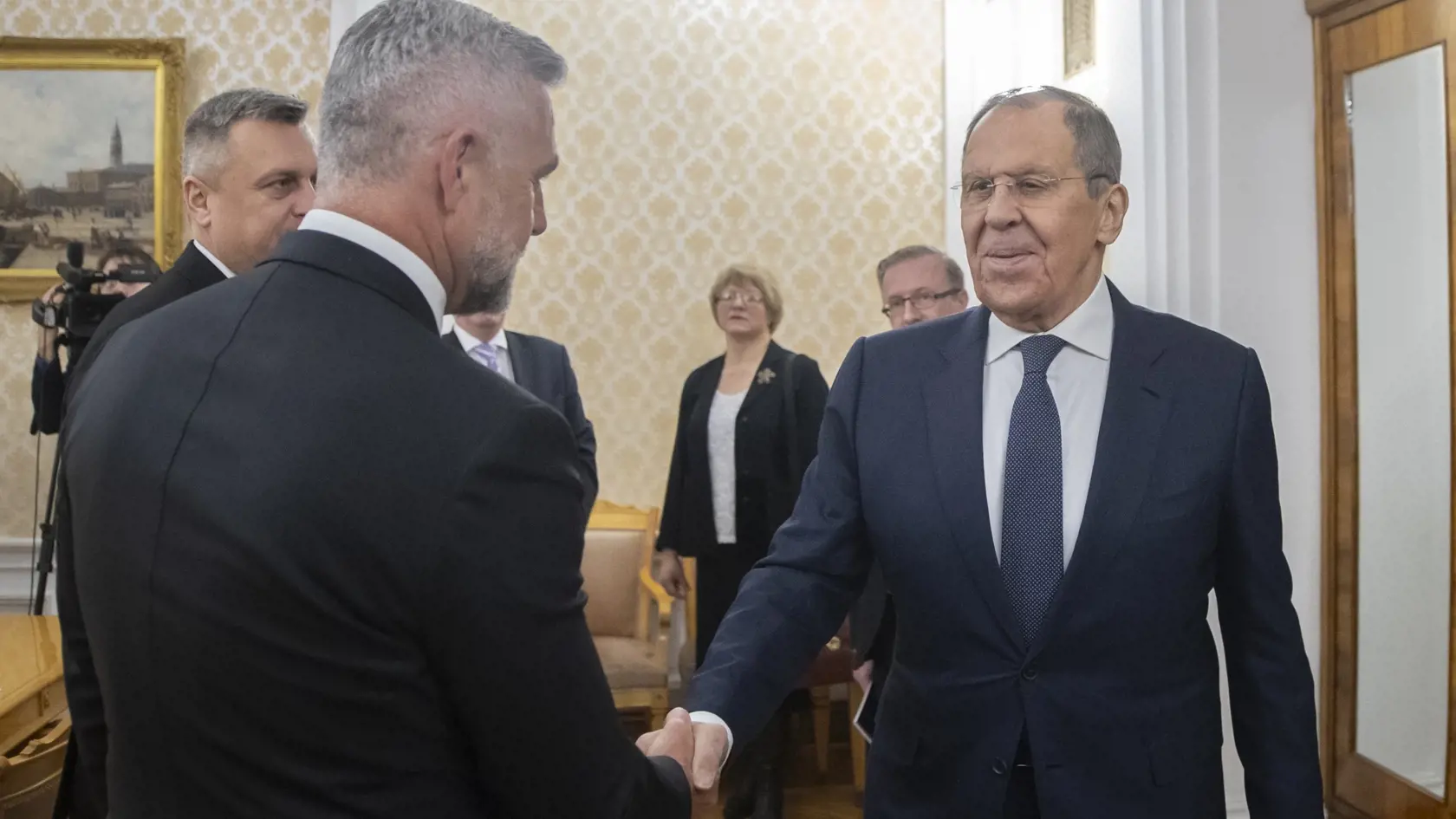 Na snímke sprava ruský minister zahraničných vecí Sergej Lavrov a podpredsedovia NR SR Tibor Gašpar (Smer-SD) a Andrej Danko (SNS).