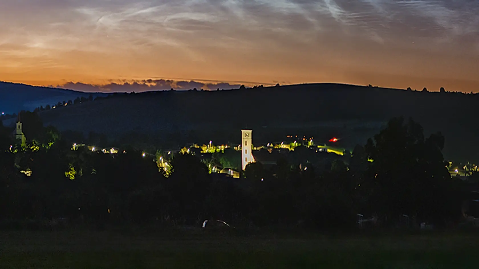 Nočné svietiace oblaky nad obcou Záhradné na východe Slovenska.