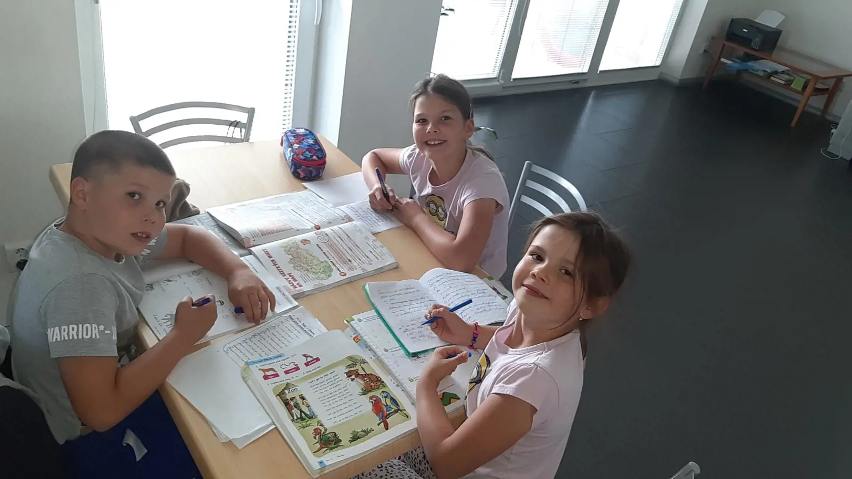 Janka Bauerová (36), mama dvojičiek tretiakov Kláry a Tea (8) a prváčky Petry (7):
„Vôbec nesúhlasím s tým, aby sa učili cez prázdniny. Teraz sa každý deň učia, ja na nich dozerám, nemajú prázdniny. Nemienim to robiť ešte aj v lete, aj deti potrebujú oddych."