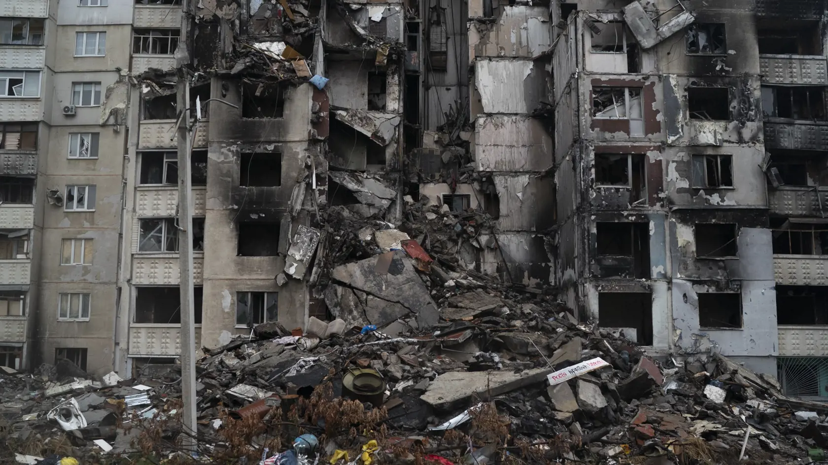 WA 13 Charkov - Zničený obytný dom v štvrti Saltivka v meste Charkov počas 204. dňa ruskej invázie na Ukrajinu vo štvrtok 15. septembra 2022. FOTO TASR/AP

An apartment building heavily damaged by Russian attacks on previous months is seen at Saltivka neighborhood in Kharkiv, Ukraine, Thursday, Sept. 15, 2022. (AP Photo/Leo Correa)