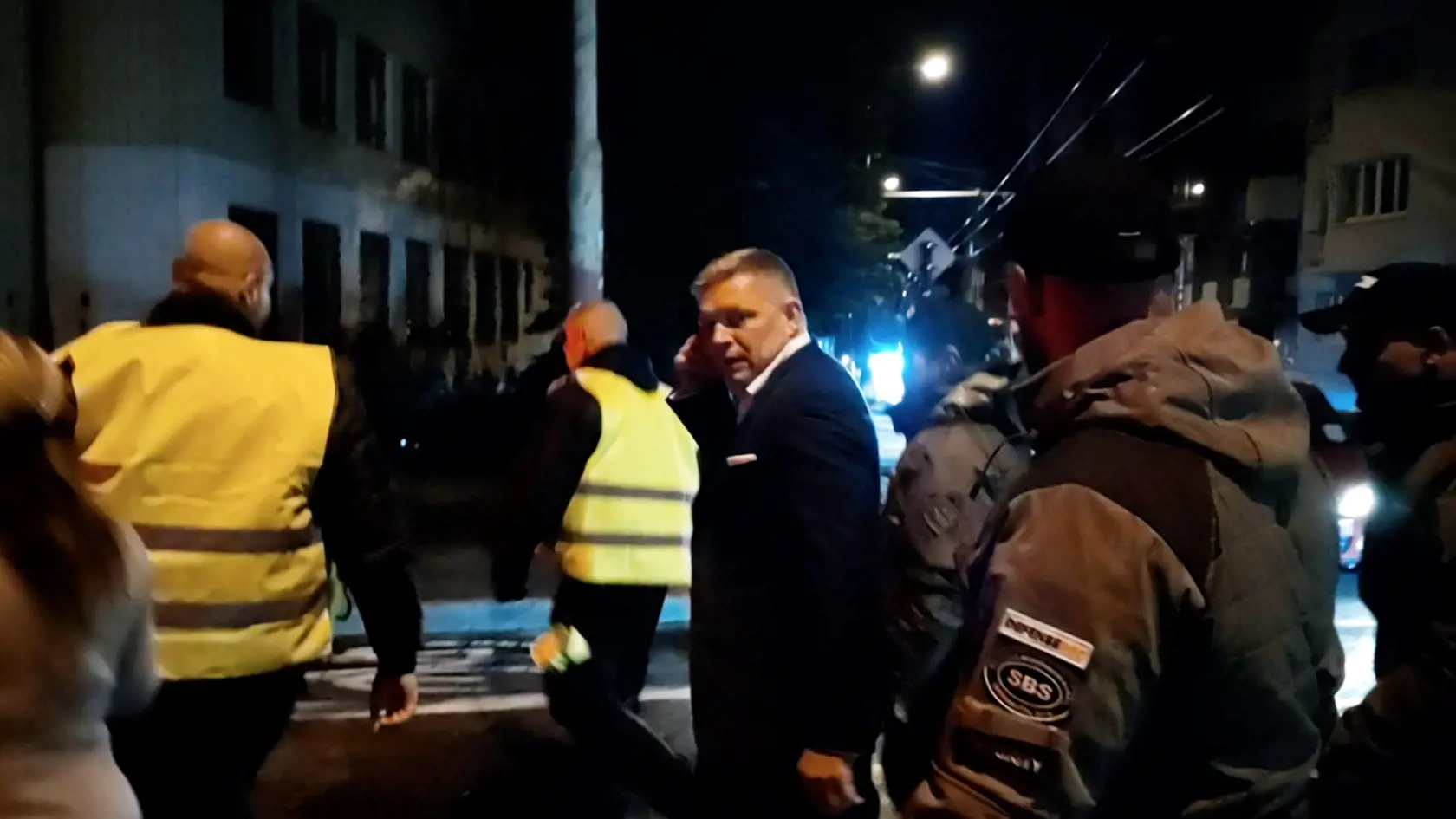 Robert Fico v sprievode bezpečnostnej služby.