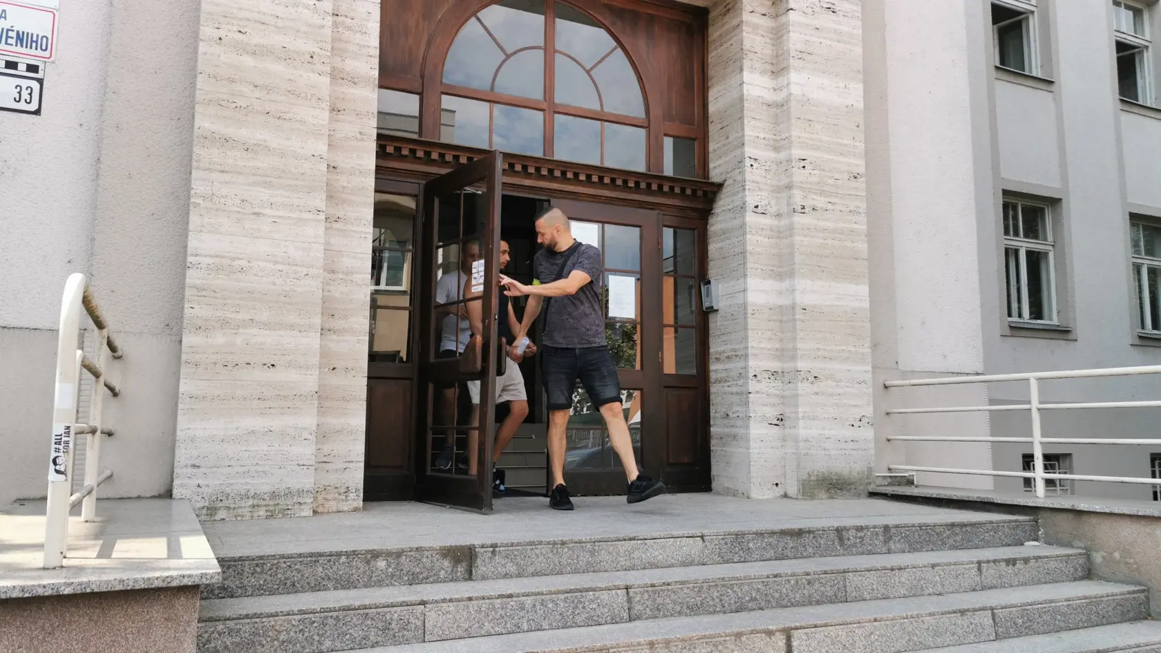Ivana priviedli na súd policajti.