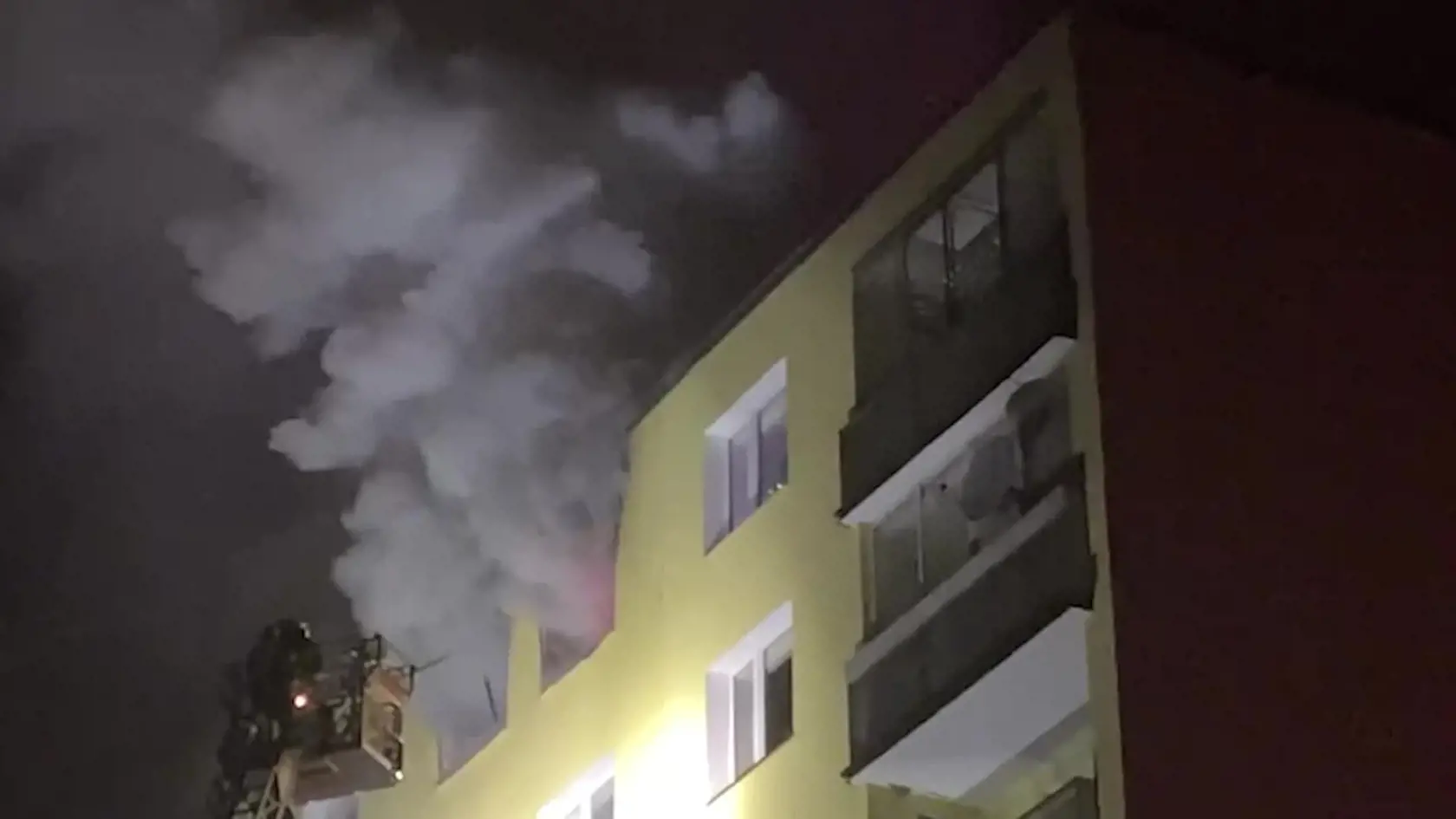 Hodinu po polnoci na Nový rok došlo k tragickému požiaru v bytovke na martinskom sídlisku Košúty I. Plamene zachvátili byt na Hodžovej ulici, pričom jedna osoba, pravdepodobne staršia žena, pri požiari zahynula.
