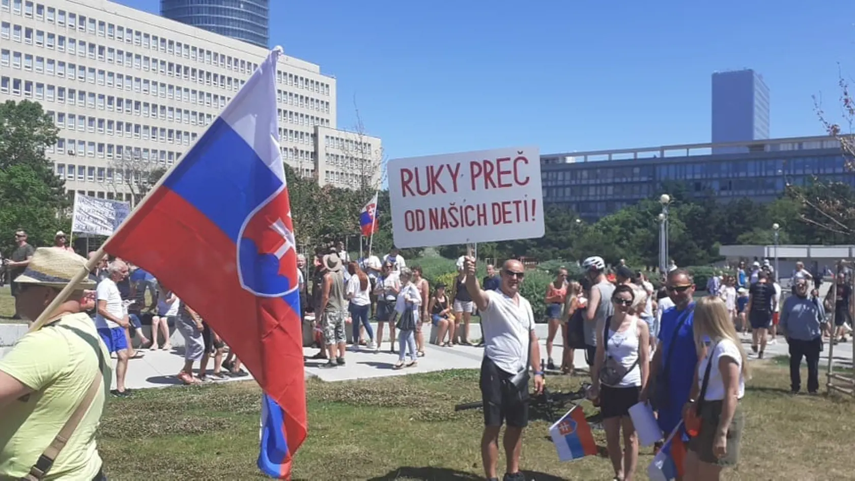 Krajníková vyzývala ľudí, aby jej posielali raporty z  protestu v Bratislave i ďalších mestách, keďže ona je doma v Košiciach. Ako dôvod uviedla: "Vzhľadom k záplave covidových vecí , vašich žalôb, odporov, odvolaní, sťažností, lehôt s tým súvisiacich..., neviem nohu vytiahnuť z kancelárie..." Pričom jej vôbec nevadilo, že má pozastavený výkon advokácie. (archívne foto)