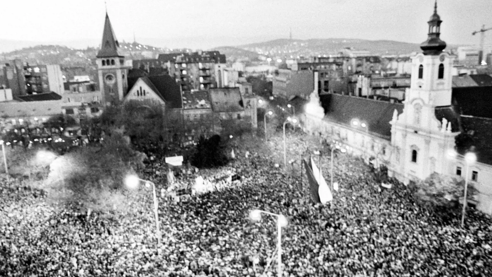 Státisíce ľudí na námestiach v novembri 1989 štrngali kľúčami a úplne otočili dovtedajšie socialistické smerovanie Československa.