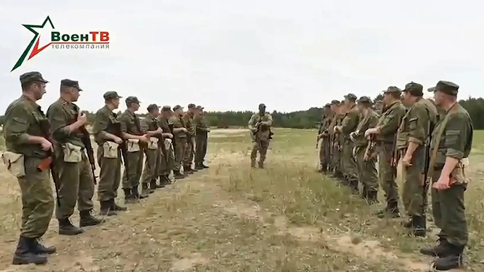 Na videosnímke bieloruského ministerstva obrany zo 14. júla 2023 bieloruskí vojaci počúvajú inštruktora z ruskej Vagnerovej skupiny v bieloruskej dedine Tsel, ktorá leží zhruba 90 km juhovýchodne od Minska.