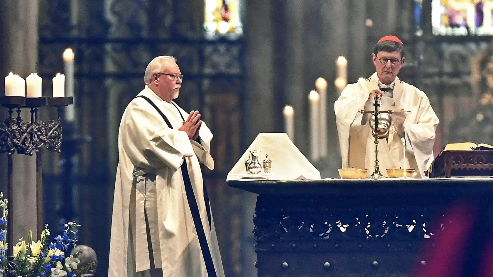 Na snímke je kardinál a arcibiskup Rainer Woelki (vpravo) počas prvej bohoslužby od zákazu kvôli pandémii koronavírusu v Kolínskom dóme.