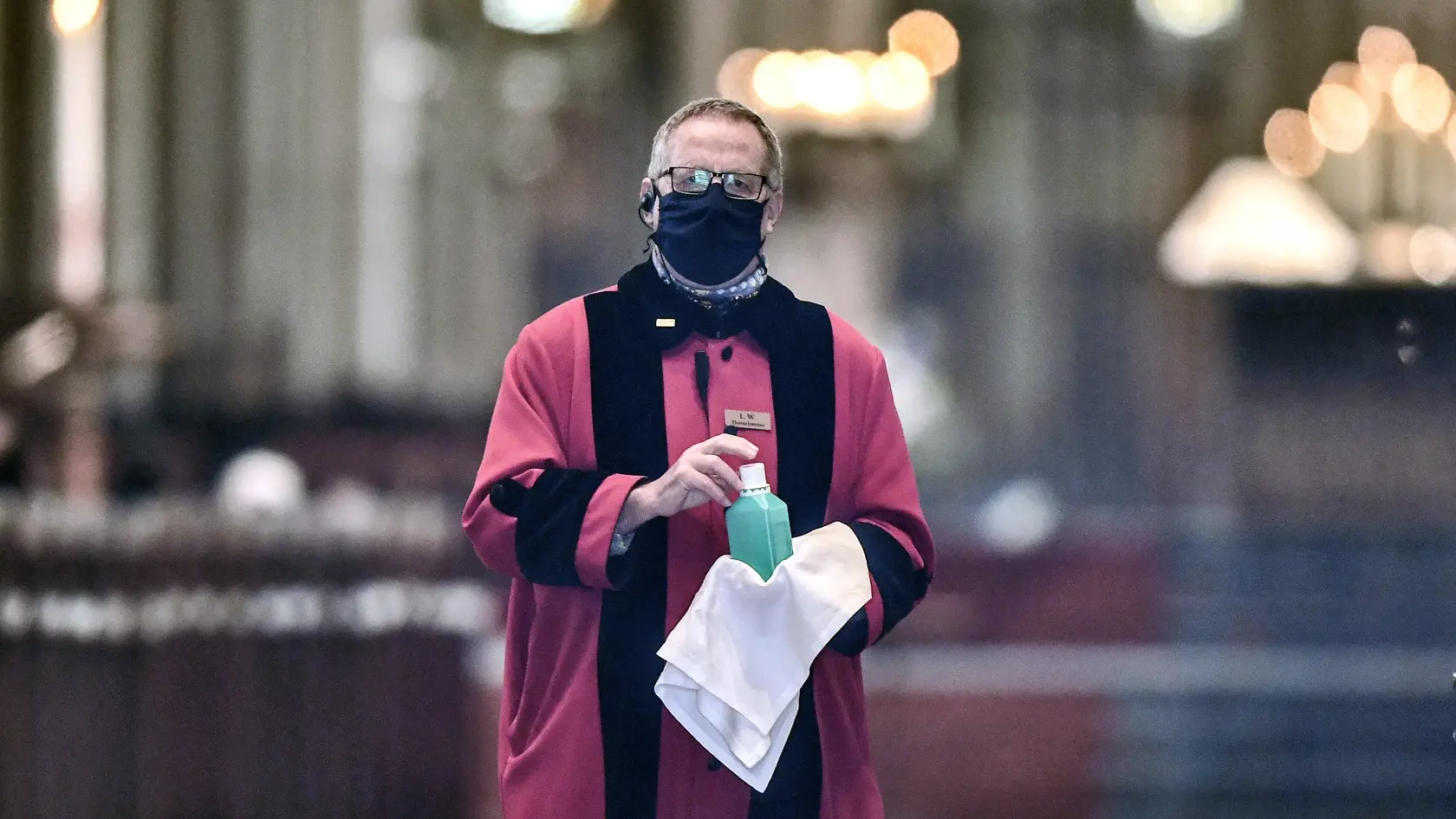 Na snímke je nemecký kardinál a arcibiskup Rainer Woelki s dezinfečným prostriedkom na ruky čaká na veriacich počas prvej bohoslužby od zákazu kvôli pandémii koronavírusu v Kolínskom dóme.