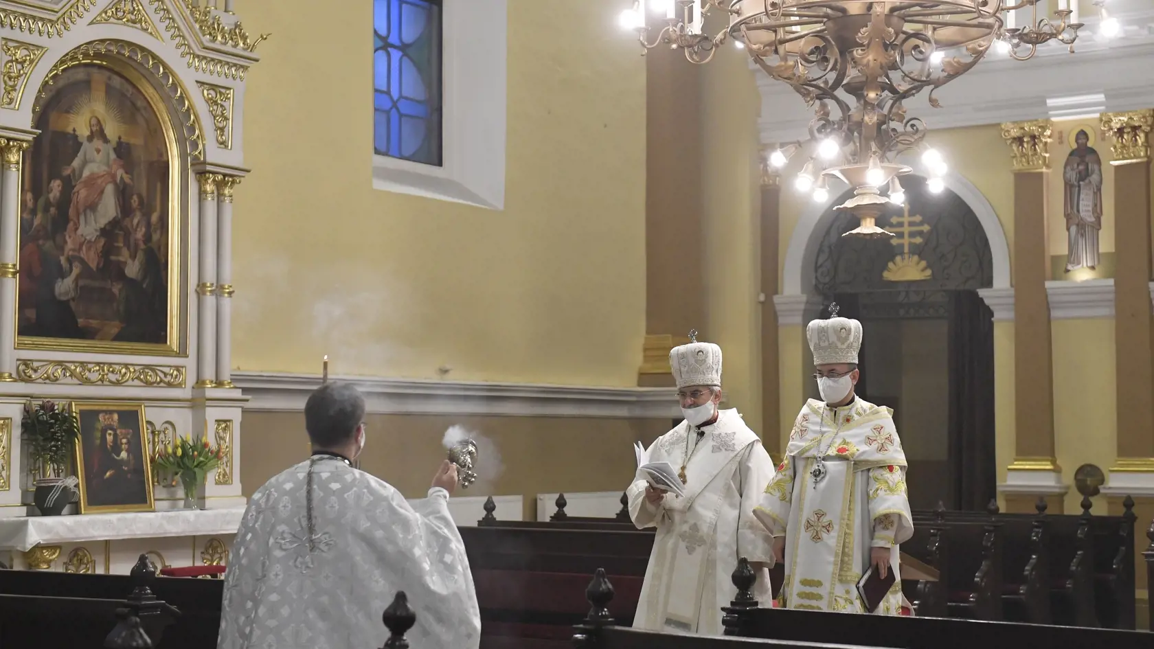 Na snímke je bohoslužba v gréckokatolíckom katedrálnom chráme Narodenia presvätej Bohorodičky v Košiciach.