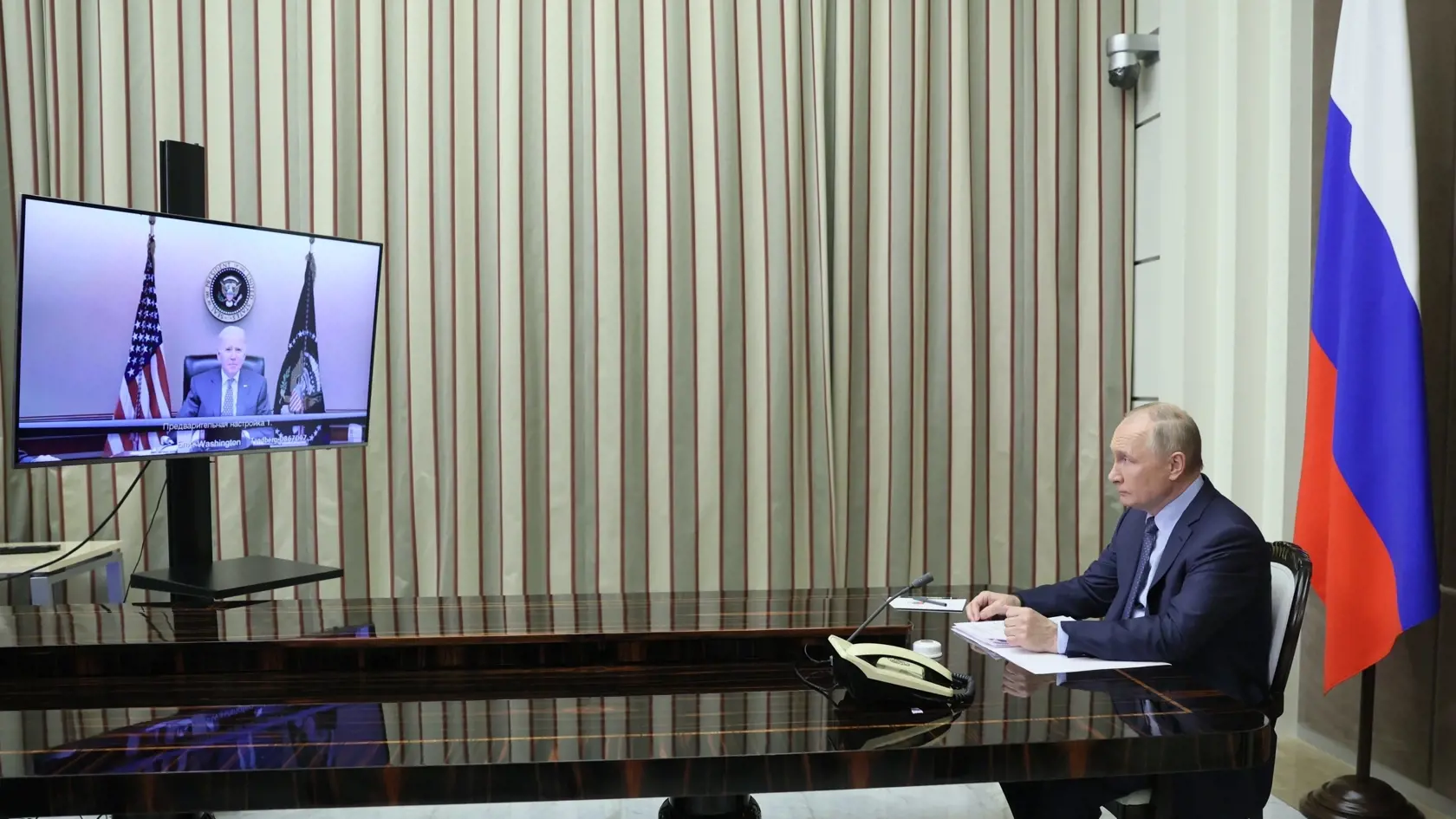 JB 19 Soči - Ruský prezident Vladimir Putin (vpravo) hovorí s americkým prezidentom Joeom Bidenom počas videohovoru v rezidencii Bočarov Ručei v čiernomorskom letovisku Soči 7. decembra 2021. Očakáva sa, že lídri budú diskutovať o situácii týkajúcej sa Ukrajiny a NATO, informovala agentúra TASS. Online summit sa bude konať v období zvýšeného napätia na Ukrajine, pričom Washington a Moskva sa navzájom obviňujú z vojenských provokácií v tomto regióne. FOTO TASR/AP

Russian President Vladimir Putin