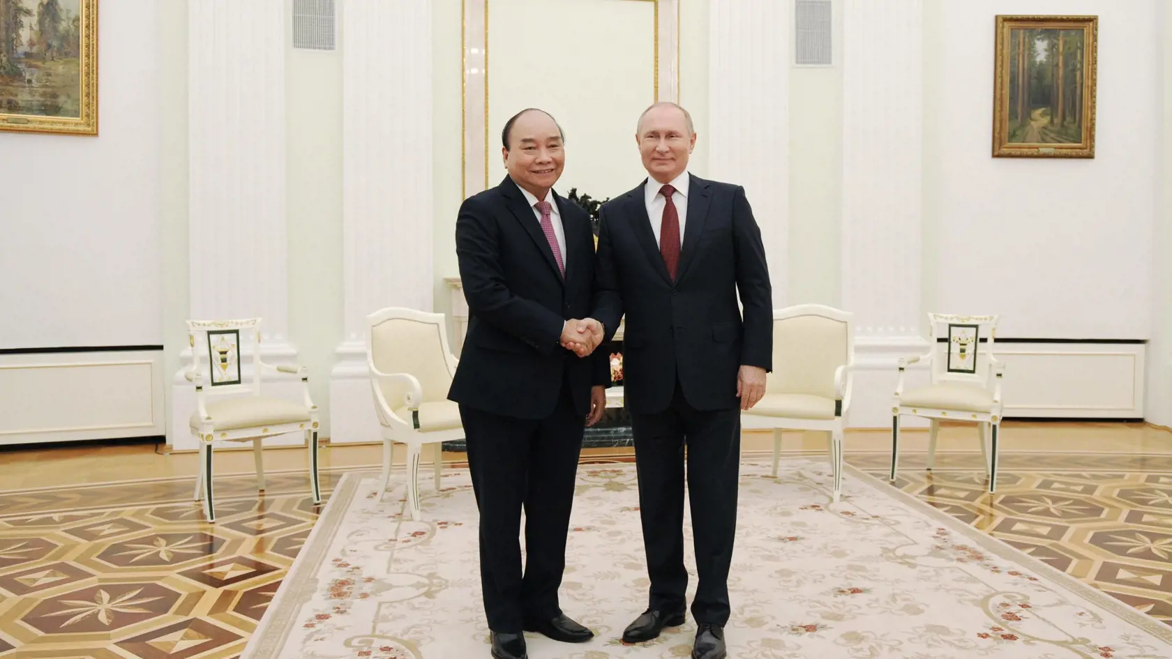 EBE 19 Moskva - Na snímke sprava ruský prezident Vladimir Putin a vietnamský prezident Nguyen Xuan Phuc počas stretnutia v Moskve 30. novembra 2021. FOTO TASR/AP


Russian President Vladimir Putin, right, and Vietnamese President Nguyen Xuan Phuc shake hands during their meeting in Moscow, Russia, Tuesday, Nov. 30, 2021. (Mikhail Klimentyev, Sputnik, Kremlin Pool Photo via AP)