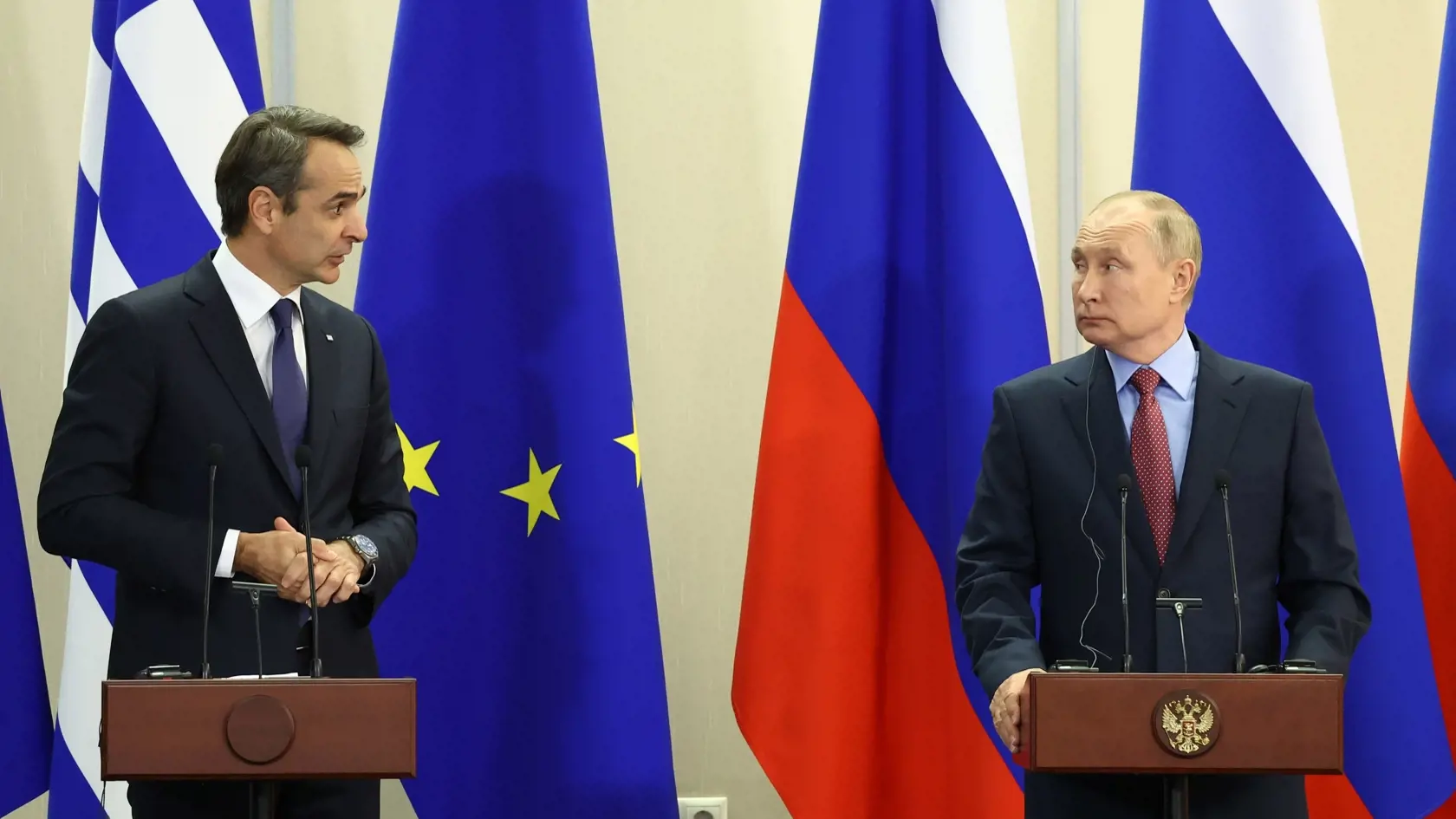 JB 21 Soči - Ruský prezident Vladimir Putin (vpravo) počas tlačovej konferencie s gréckym premiérom Kyriakosom Mitsotakisom po ich stretnutí v rezidencii Bočarov Ručei v čiernomorskom letovisku Soči 8. decembra 2021. FOTO TASR/AP

Russian President Vladimir Putin, right, and Greek Prime Minister Kyriakos Mitsotakis attend a news conference after their talks at Bocharov Ruchei residence in the Black Sea resort of Sochi Russia, Wednesday, Dec. 8, 2021. (Valery Sharifulin, Sputnik, Kremlin Pool Pho