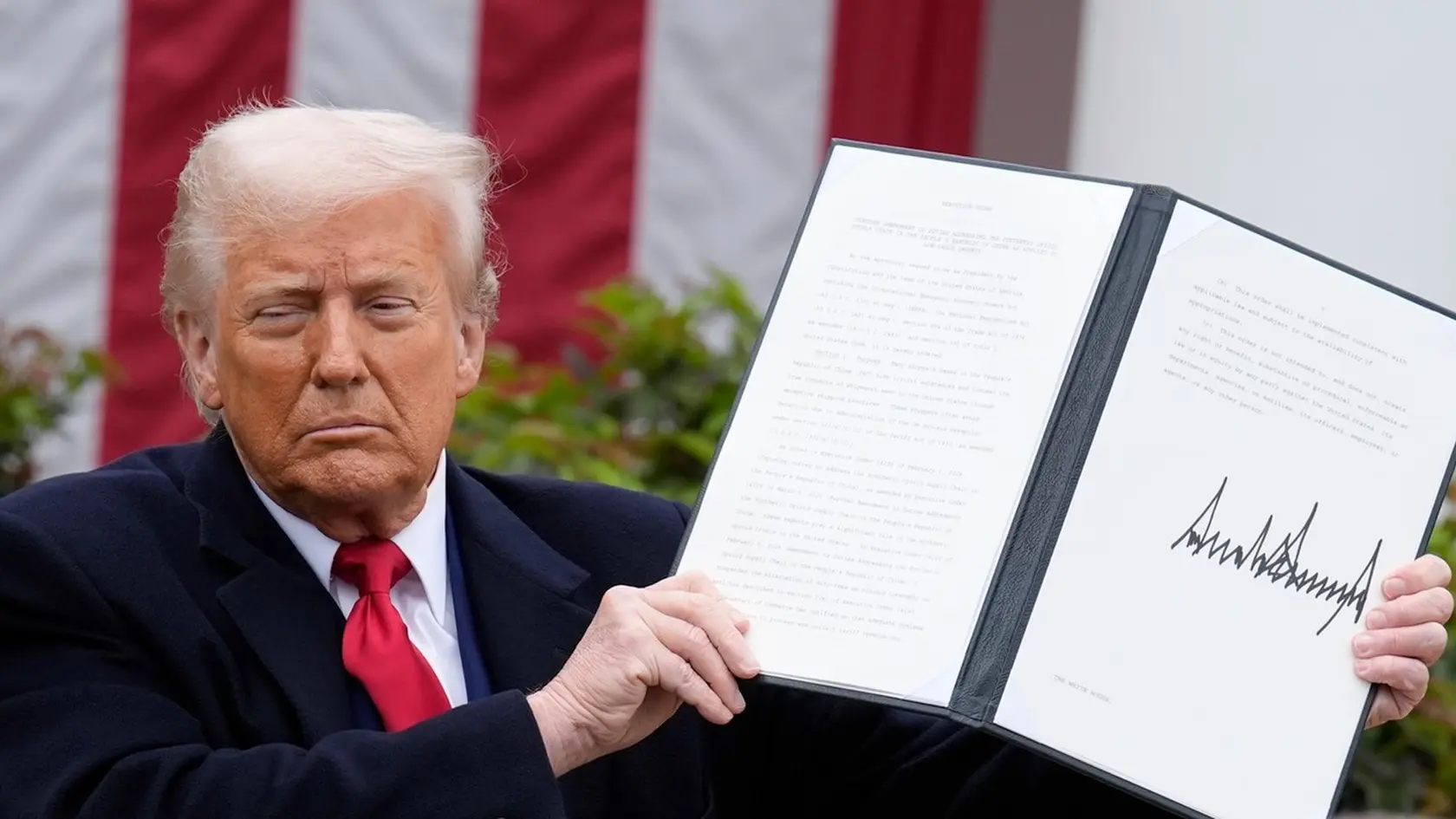 Donald Trump v Ružovej záhrade Bieleho domu podpisuje recipročné clá.