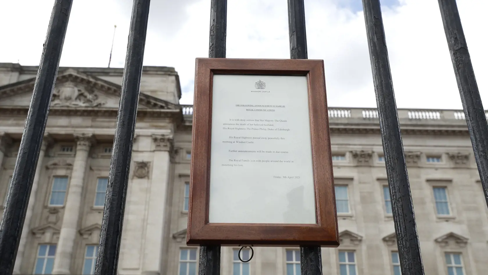 KK2 Londýn - Oznámenie o úmrtí britského princa Philipa visí na bráne Buckinghamského paláca 9. apríla 2021 v Londýne. Britský princ Philip, manžel kráľovnej Alžbety II., zomrel v piatok vo veku 99 rokov. Oznámil to Buckinghamský palác.  "Jeho kráľovská výsosť zomrela dnes ráno pokojne na Windsorskom zámku," dodal palác s tým, že ďalšie informácie zverejnia v náležitom čase. FOTO TASR/AP
An announcement regarding the death of Britain's Prince Philip is displayed on the fence of Buckingham Palace