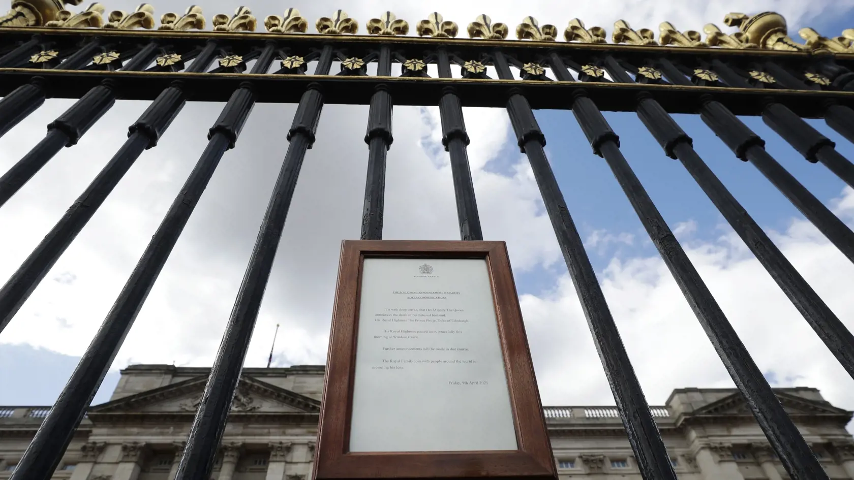 KK1 Londýn - Oznámenie o úmrtí britského princa Philipa visí na bráne Buckinghamského paláca 9. apríla 2021 v Londýne. Britský princ Philip, manžel kráľovnej Alžbety II., zomrel v piatok vo veku 99 rokov. Oznámil to Buckinghamský palác.  "Jeho kráľovská výsosť zomrela dnes ráno pokojne na Windsorskom zámku," dodal palác s tým, že ďalšie informácie zverejnia v náležitom čase. FOTO TASR/AP
An announcement regarding the death of Britain's Prince Philip is displayed on the fence of Buckingham Palace